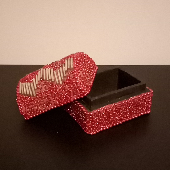 (Free with a purchase)Small trinket box